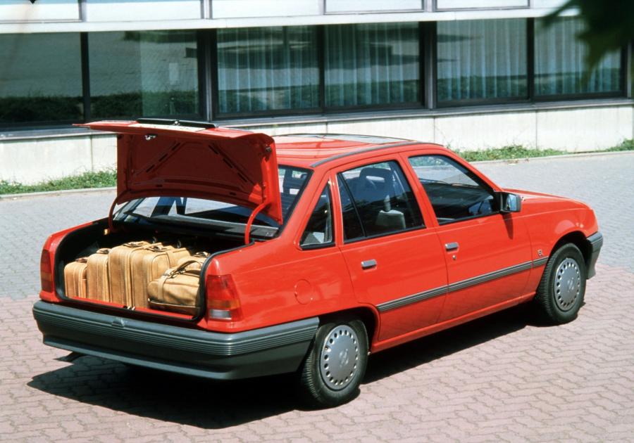  Opel Kadett GL Sedan (E) 1985 года  (фото 22 из 27)